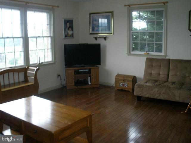 11537 Country Club Road Waynesboro, PA 17268 - Photo 2 of 17 Living Room