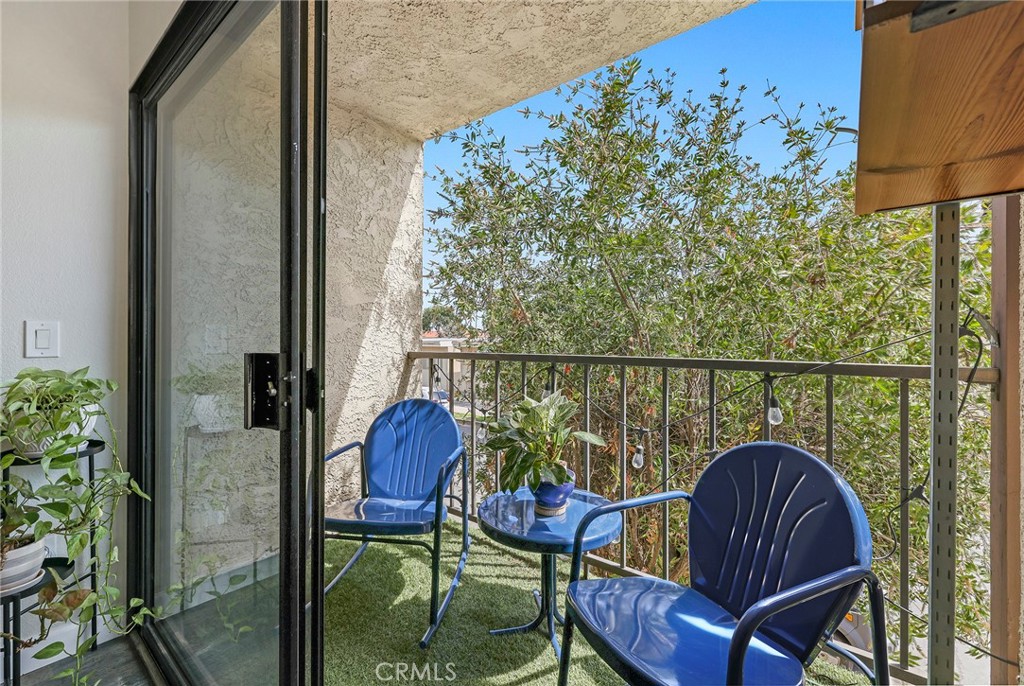 2135 East 4th Street, Unit 202 Long Beach, CA 90814 - Photo 18 of 23 a balcony with table and chairs
