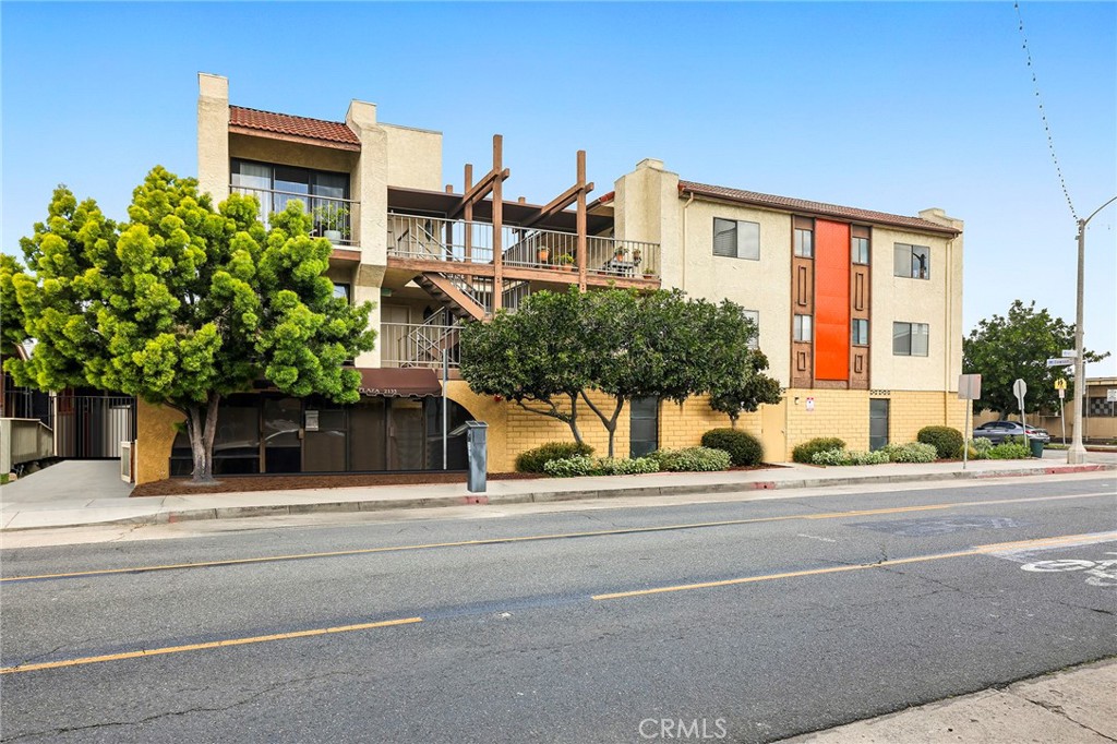 2135 East 4th Street, Unit 202 Long Beach, CA 90814 - Photo 23 of 23 a front view of a house with a garden and plants