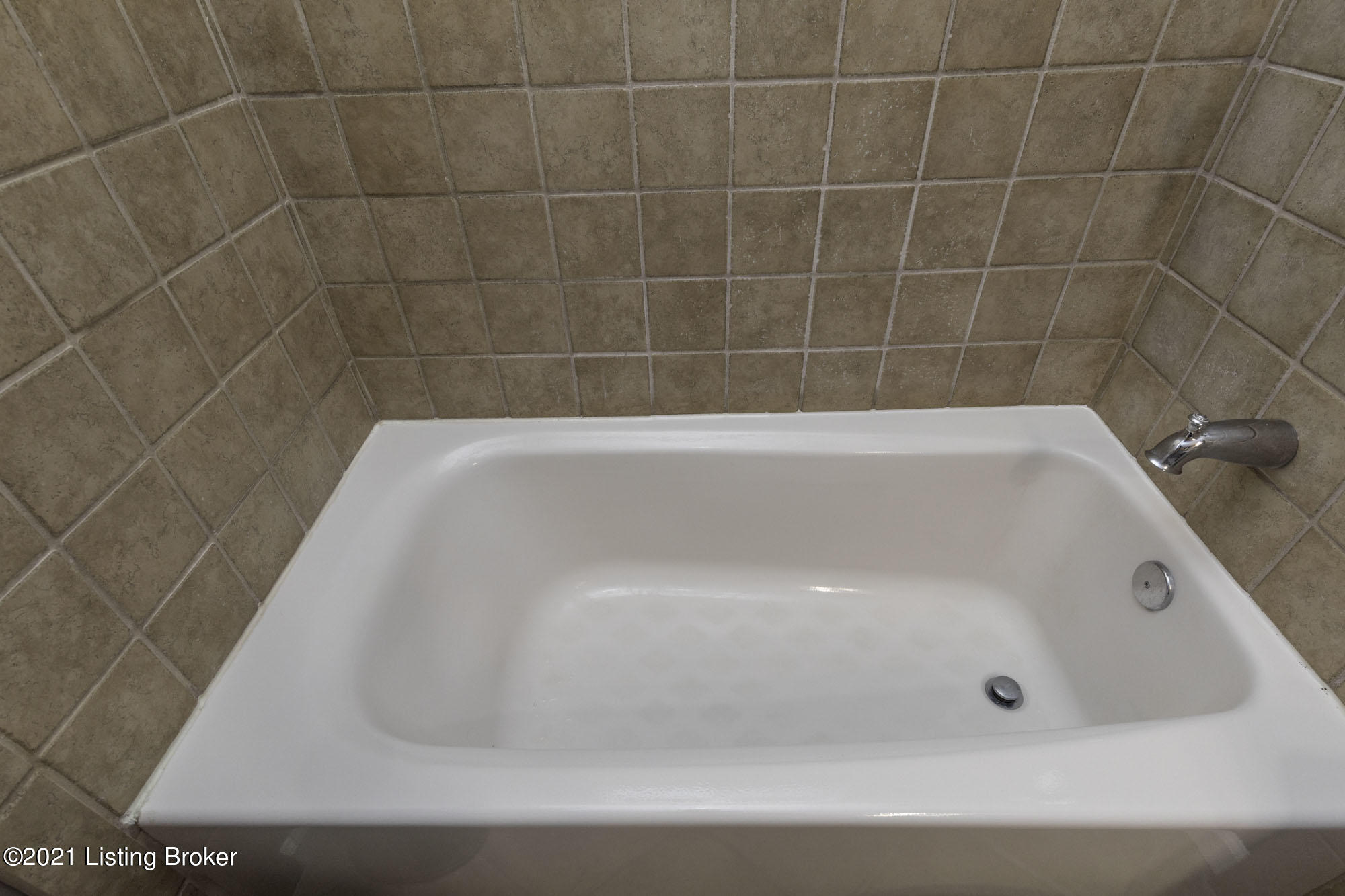 2107 Janlyn Road Jeffersontown, KY 40299 - Photo 39 of 53 Tub and shower