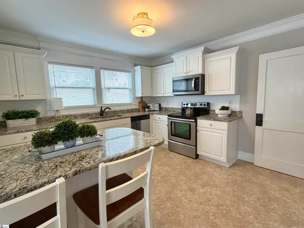 $1,675 | 117 Hillcrest Circle, Greenville, SC 29609