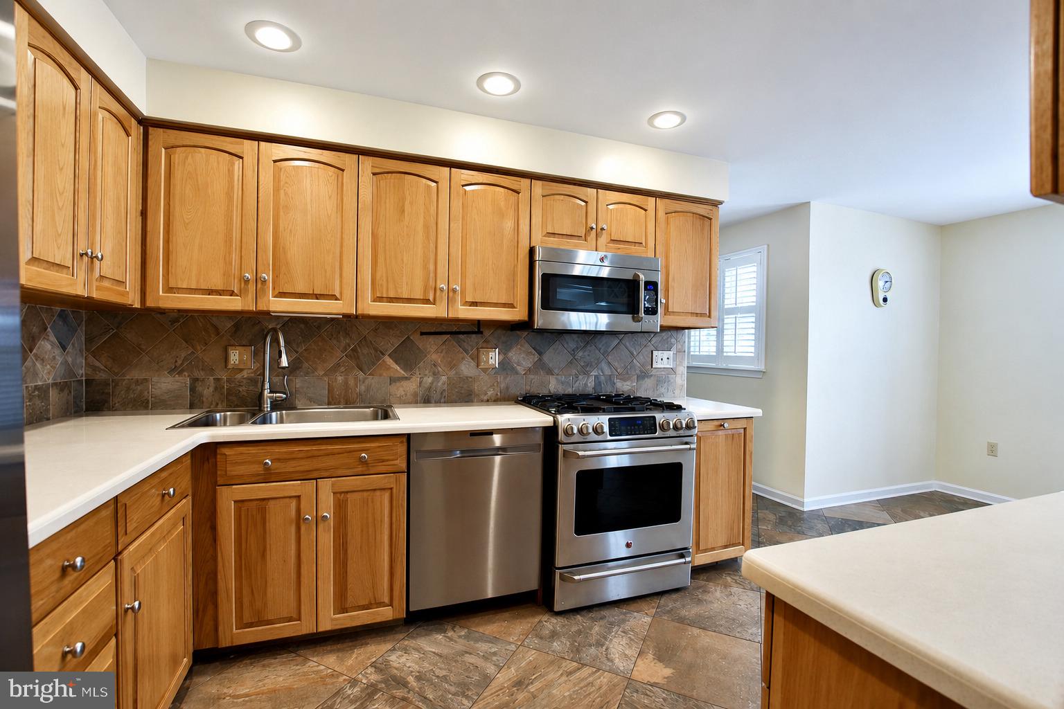 44 Brookline Clementon, NJ 08021 - Photo 15 of 35 Spacious Eat-in Kitchen