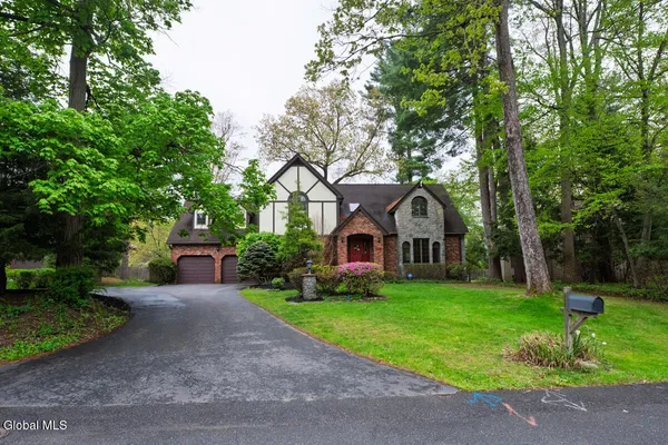 $669,900 | 482 Spring Hollow Court, Guilderland, NY 12203