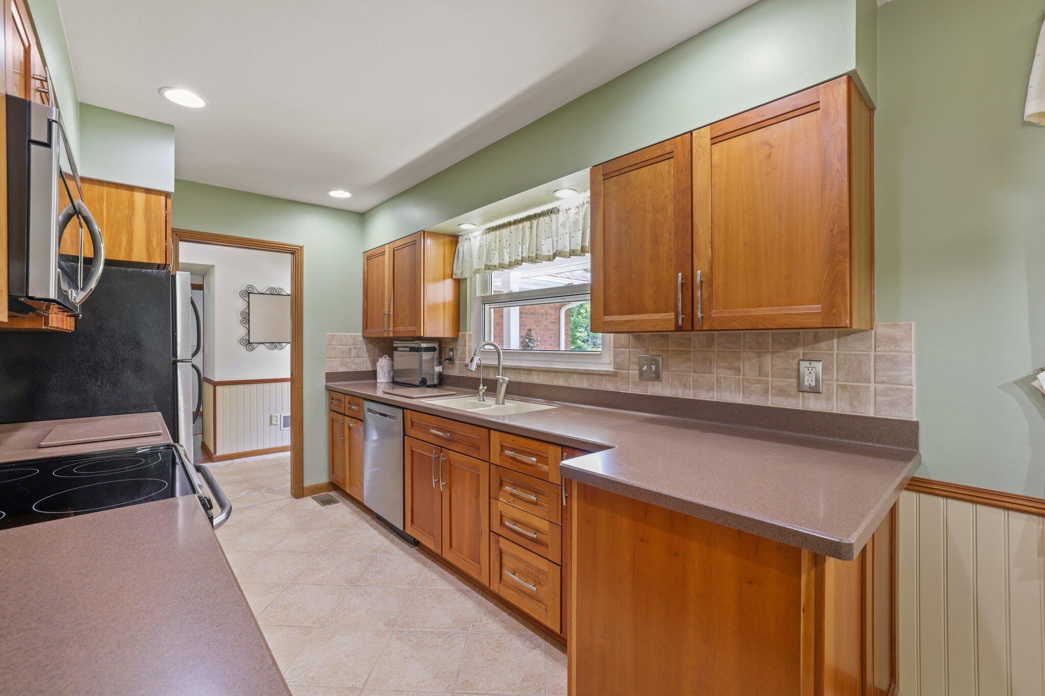 19940 Collins Road Marysville, OH 43040 - Photo 14 of 53 Kitchen w/Corian countertops
