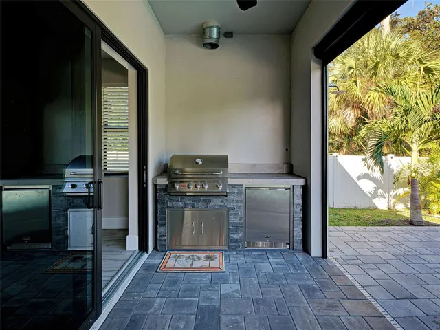 a view of a yard with an tree