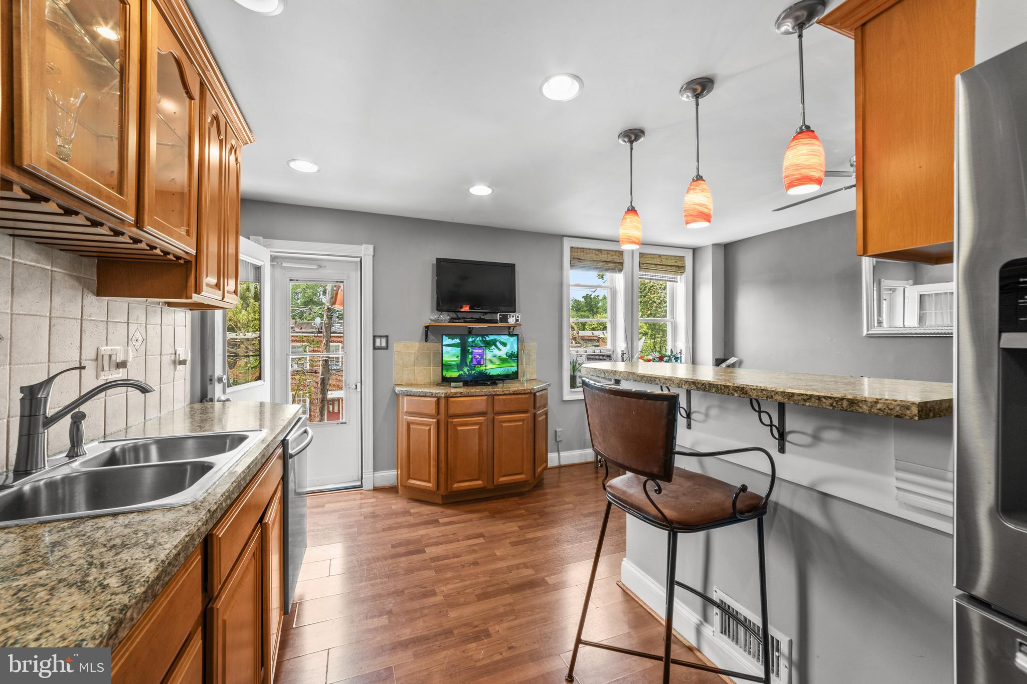 916 North Rosedale Street Baltimore, MD 21216 - Photo 5 of 30 Custom cabinets