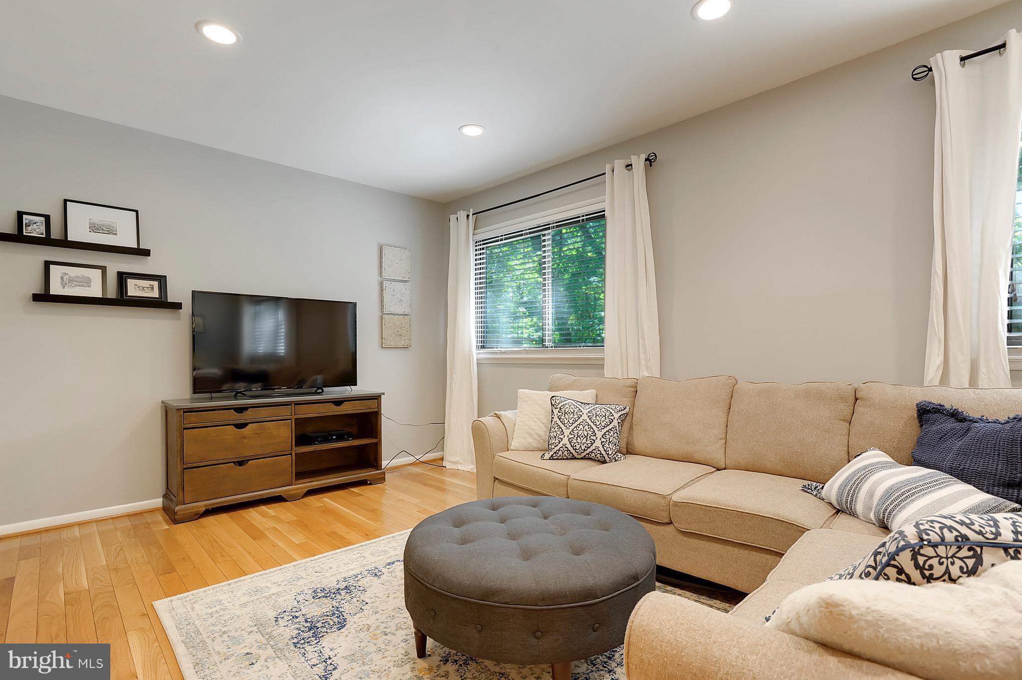 2499 Pyrenees Court Reston, VA 20191 - Photo 8 of 28 Living Room