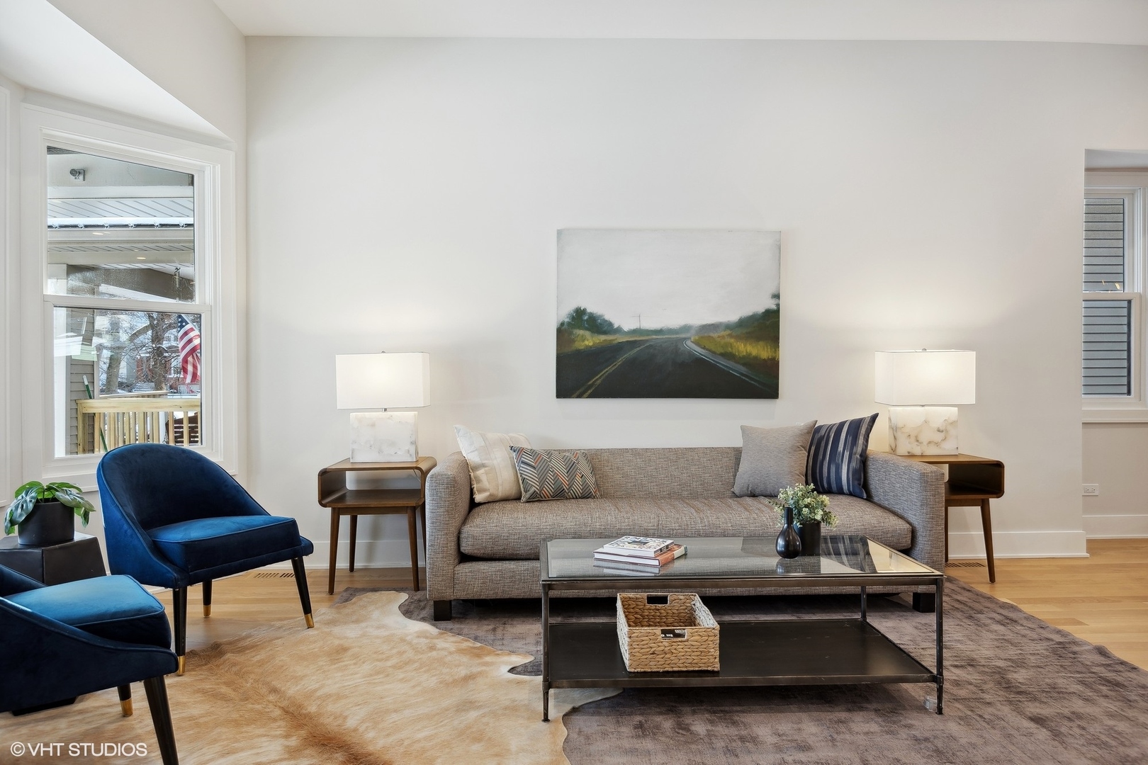 3414 North Tripp Avenue Chicago, IL 60641 - Photo 4 of 38 a living room with furniture and a lamp