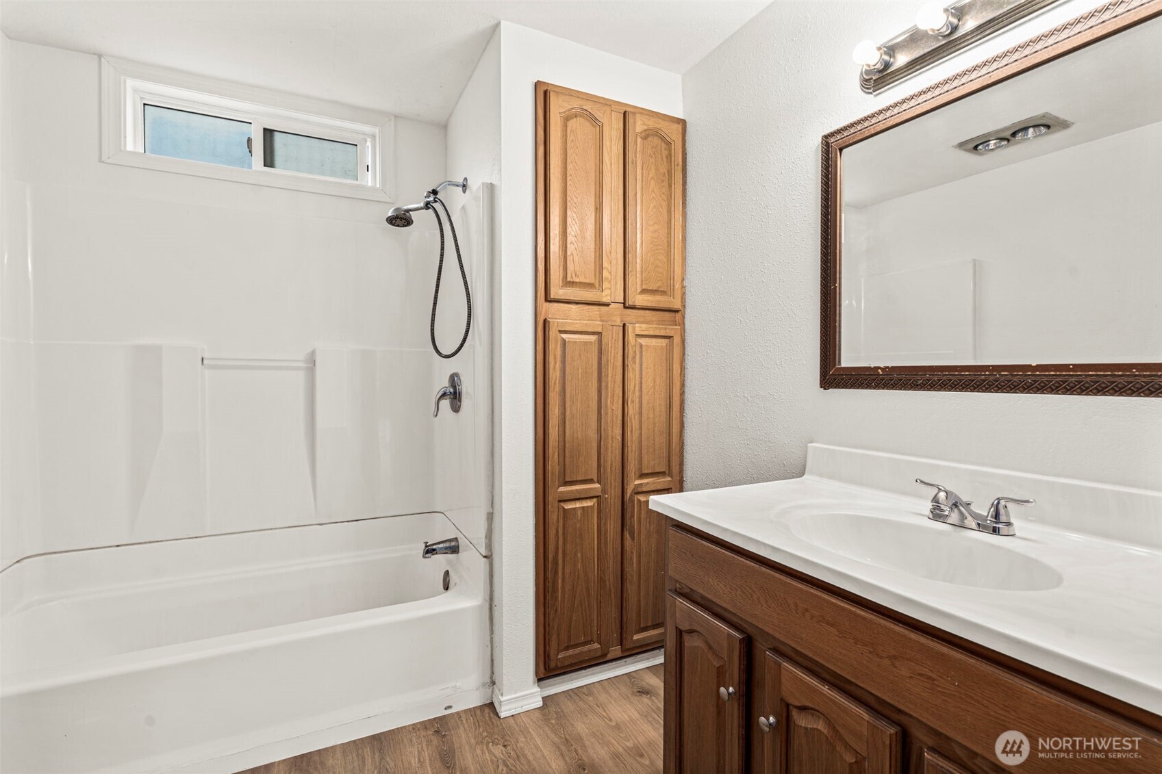 1755 Centralia Alpha Road Chehalis, WA 98532 - Photo 22 of 35 a bathroom with a tub sink and mirror