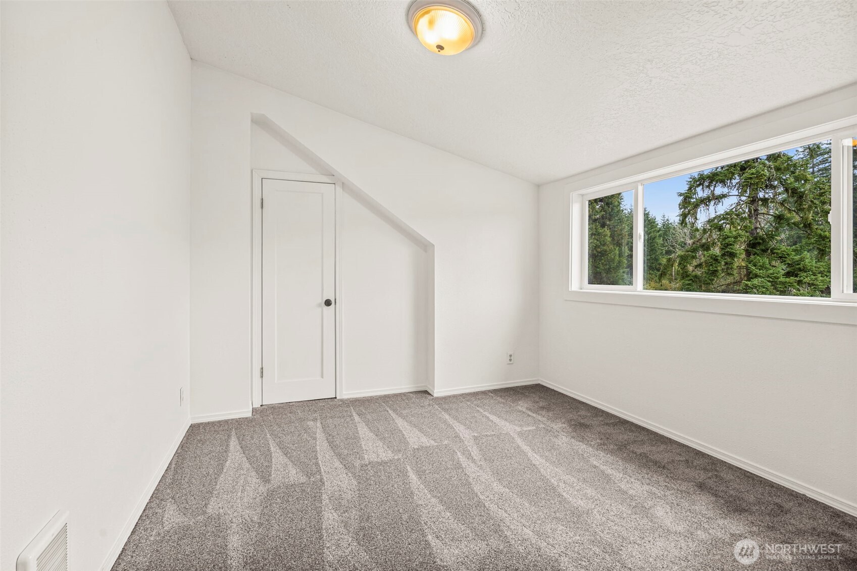 1755 Centralia Alpha Road Chehalis, WA 98532 - Photo 26 of 35 a view of a livingroom with wooden floor and window