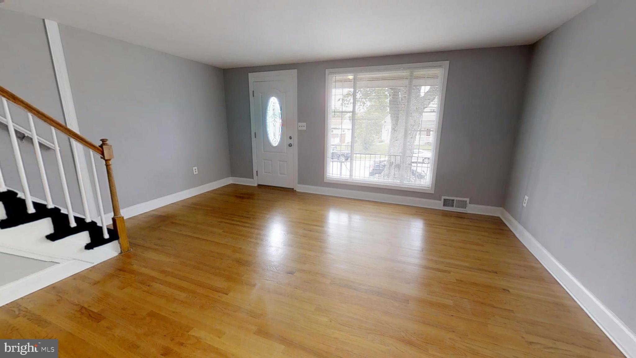 5626 Braxfield Road Baltimore, MD 21227 - Photo 4 of 23 Living Room