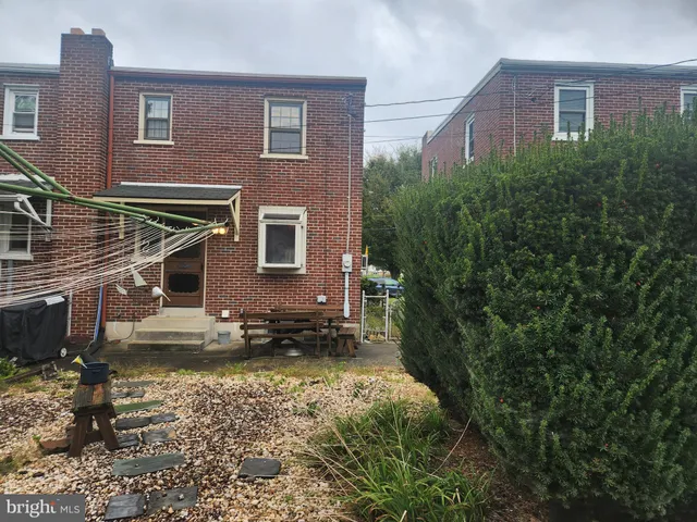 a view of a house with backyard and garden