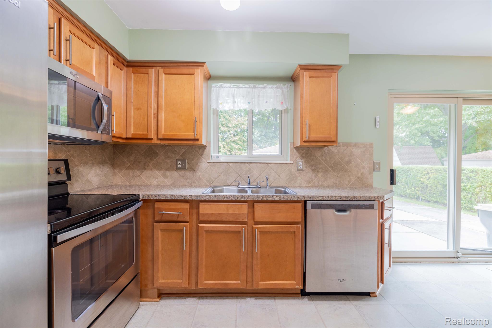 733 Buckingham Road Canton, MI 48188 - Photo 9 of 33 Gallery Image 9