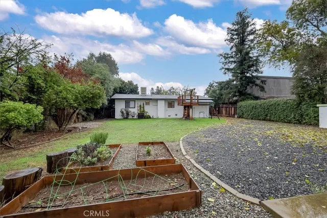 a view of a house with backyard