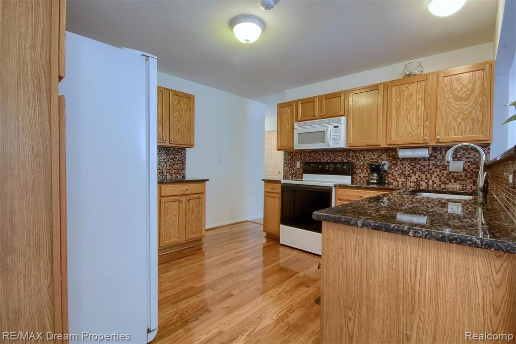 49015 Hawksburry Road Canton, MI 48188 - Photo 8 of 39