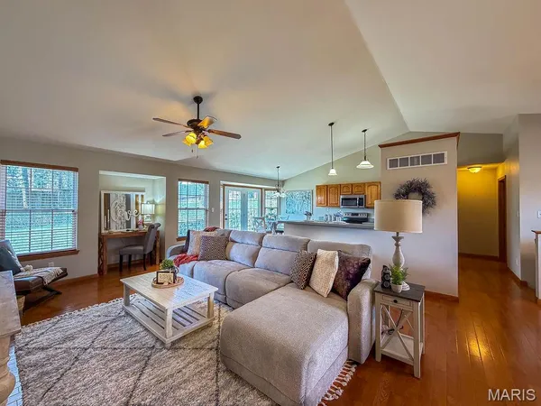 $329,900 | 308 Williamsburg Drive, Crystal City, MO 63019