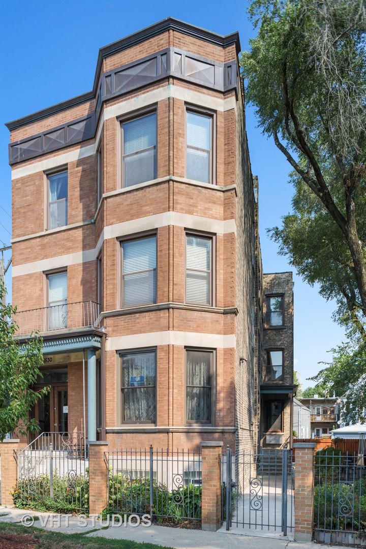 1530 West Edgewater Avenue, Unit 2R Chicago, IL 60660 - Photo 2 of 12 a front view of a building