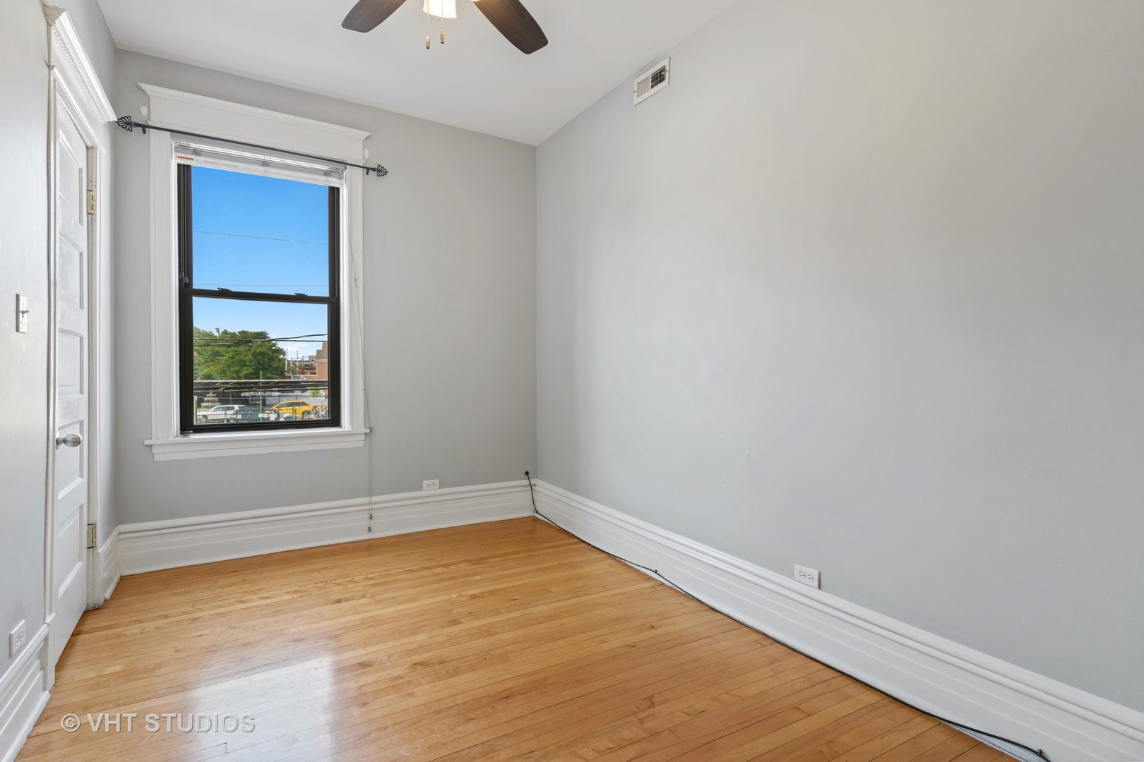 1530 West Edgewater Avenue, Unit 2R Chicago, IL 60660 - Photo 6 of 12 a view of an empty room with a window