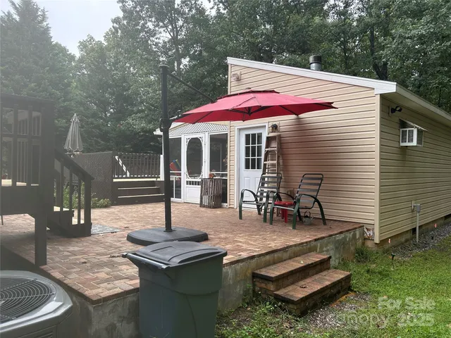 a view of entryway with a rug