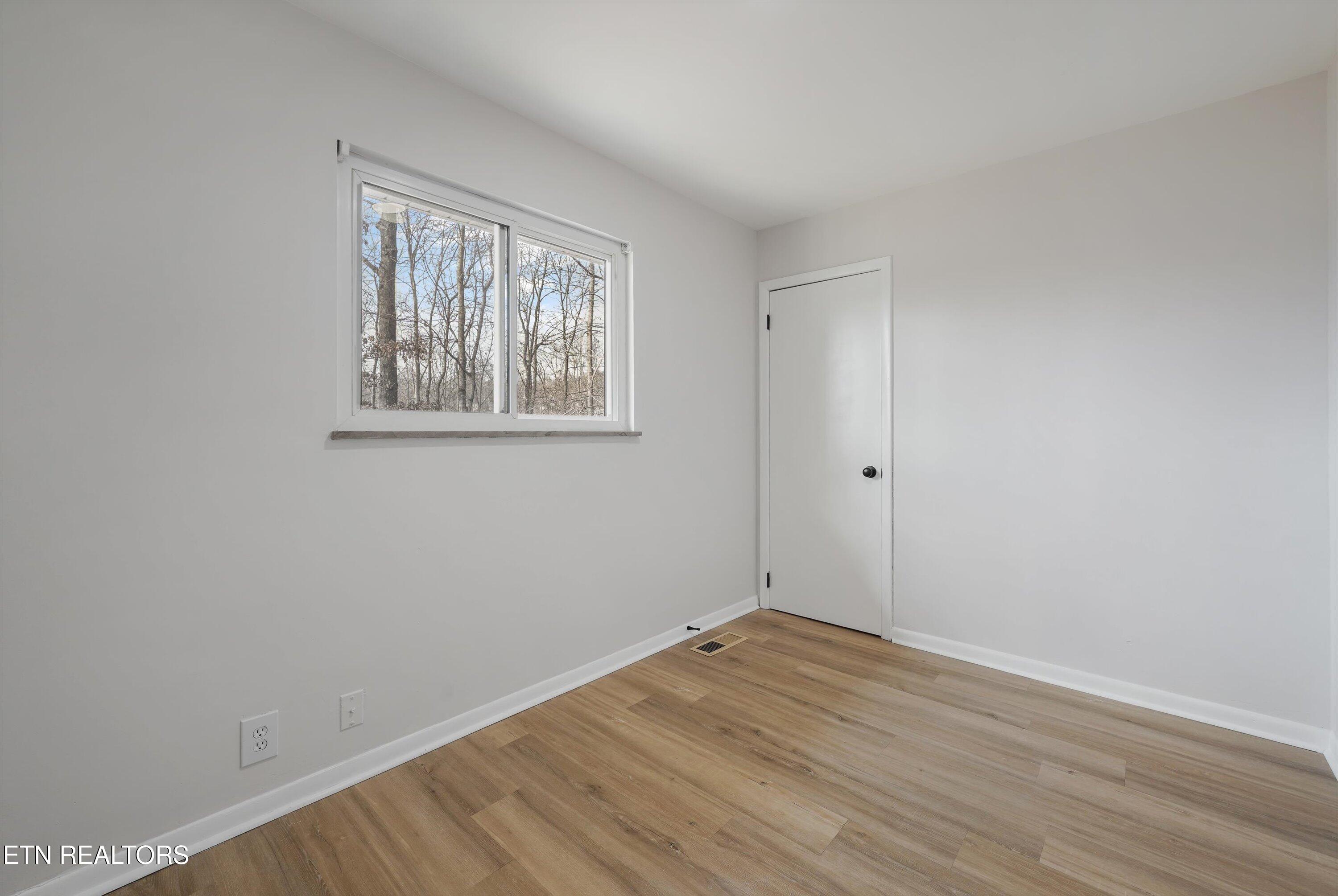 5817 Stoneleigh Road Knoxville, TN 37912 - Photo 17 of 29 2nd Bedroom
