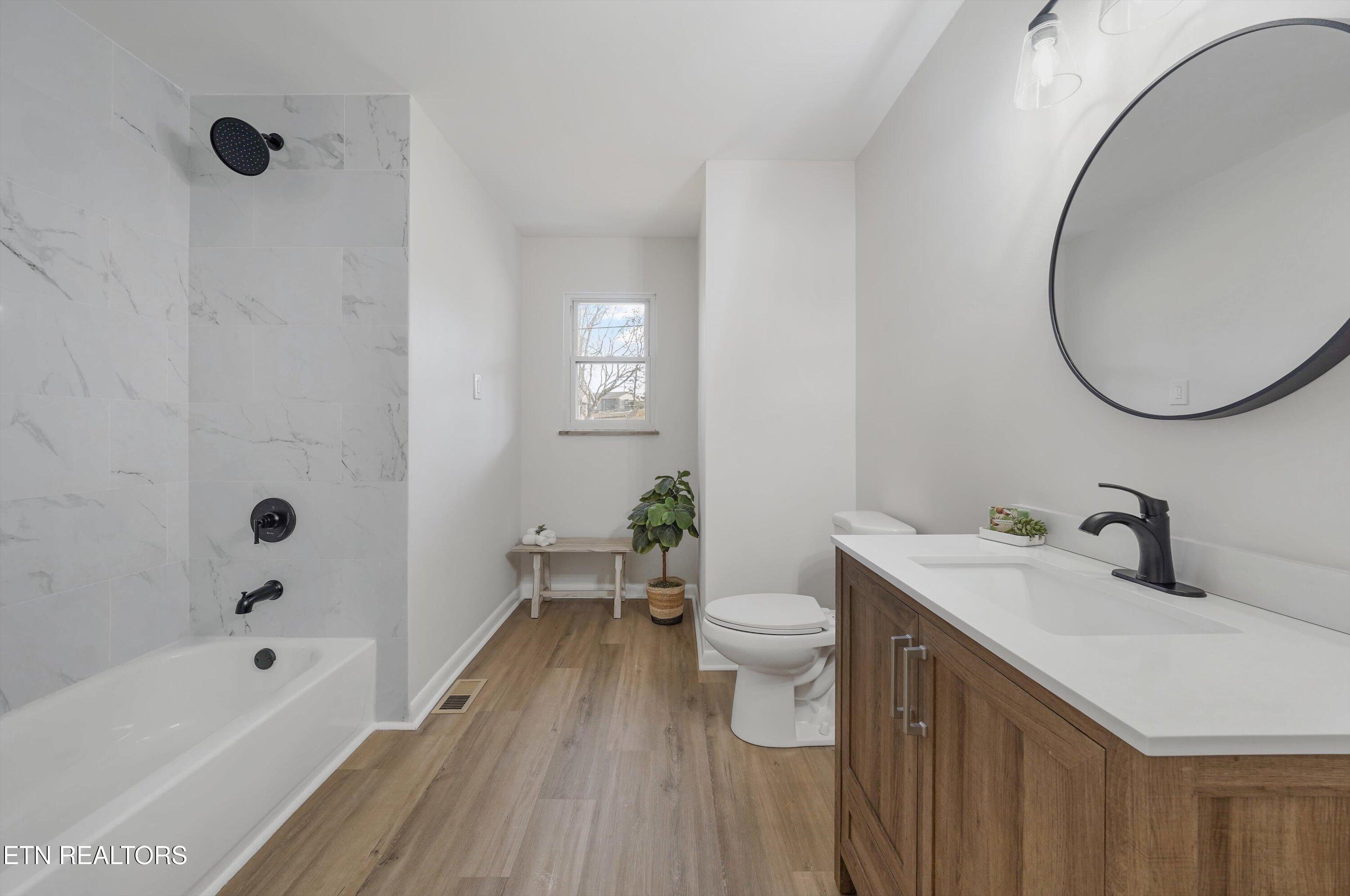 5817 Stoneleigh Road Knoxville, TN 37912 - Photo 18 of 29 2nd Bathroom