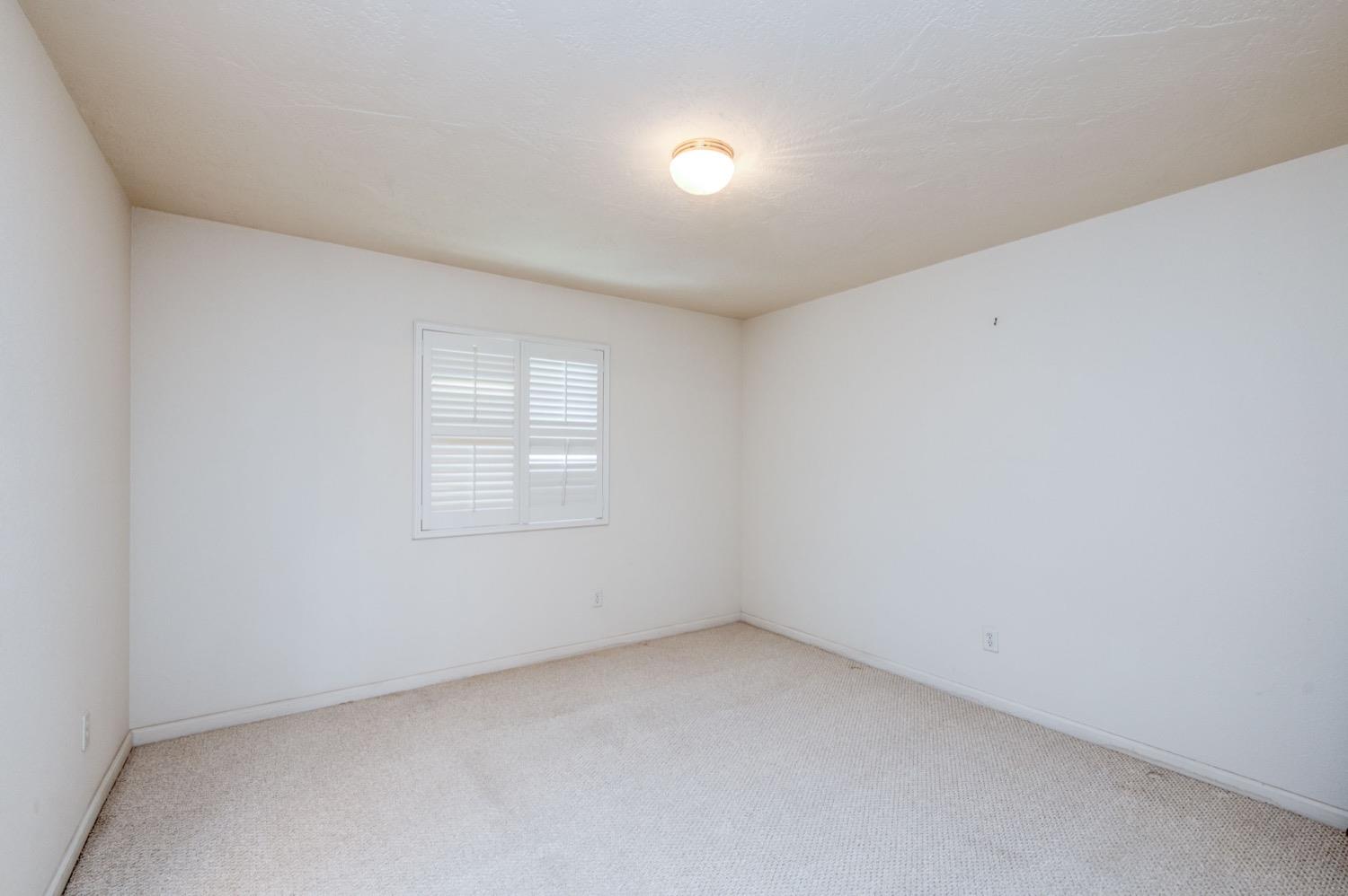 2661 Buckingham Avenue Clovis, CA 93611 - Photo 30 of 50 an empty room with a window