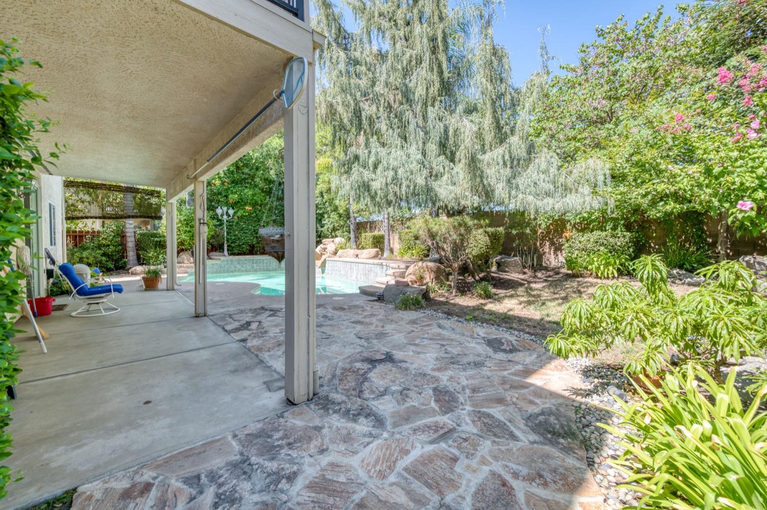 2661 Buckingham Avenue Clovis, CA 93611 - Photo 42 of 50 a view of a patio with table and chairs and potted plants