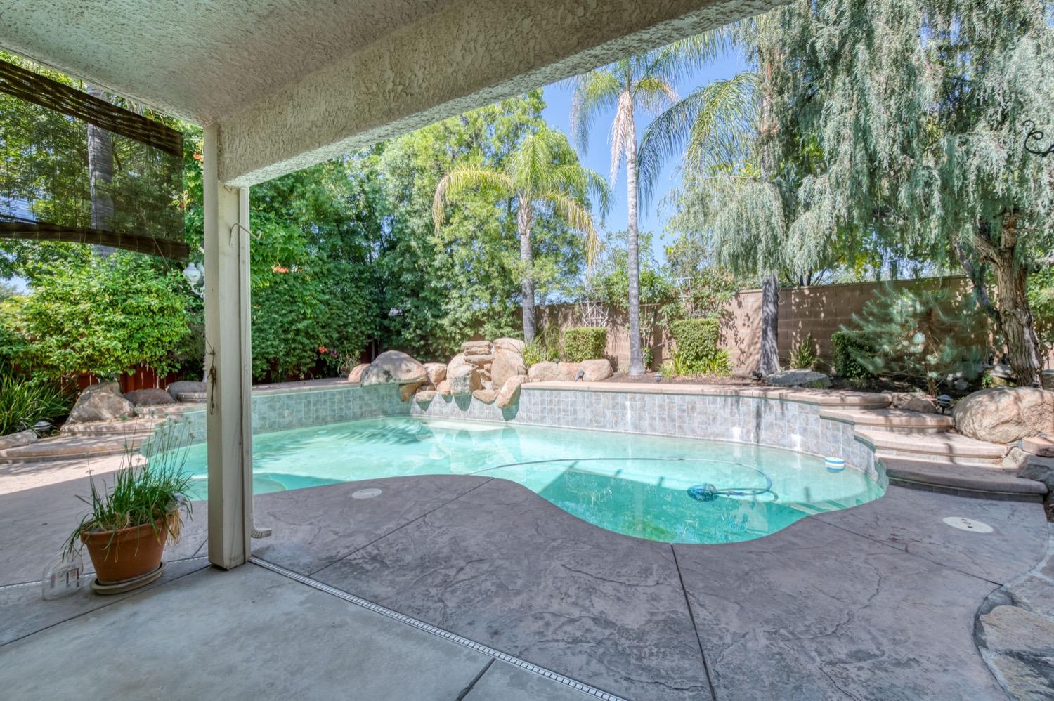 2661 Buckingham Avenue Clovis, CA 93611 - Photo 44 of 50 a garden view with a seating space