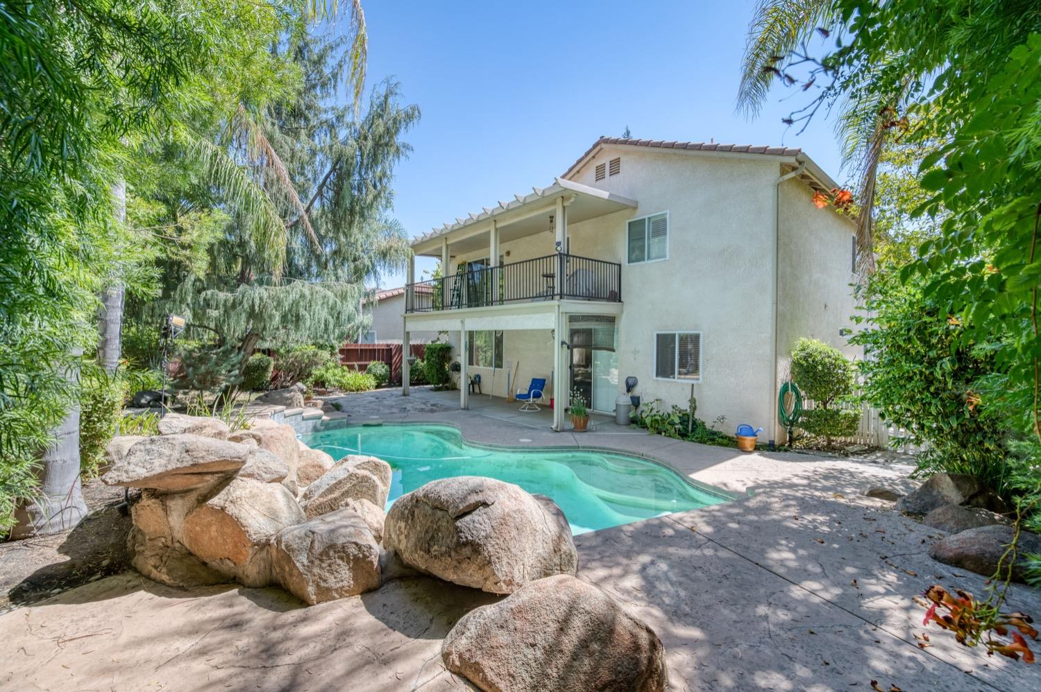 2661 Buckingham Avenue Clovis, CA 93611 - Photo 47 of 50 a view of a house with backyard and sitting area