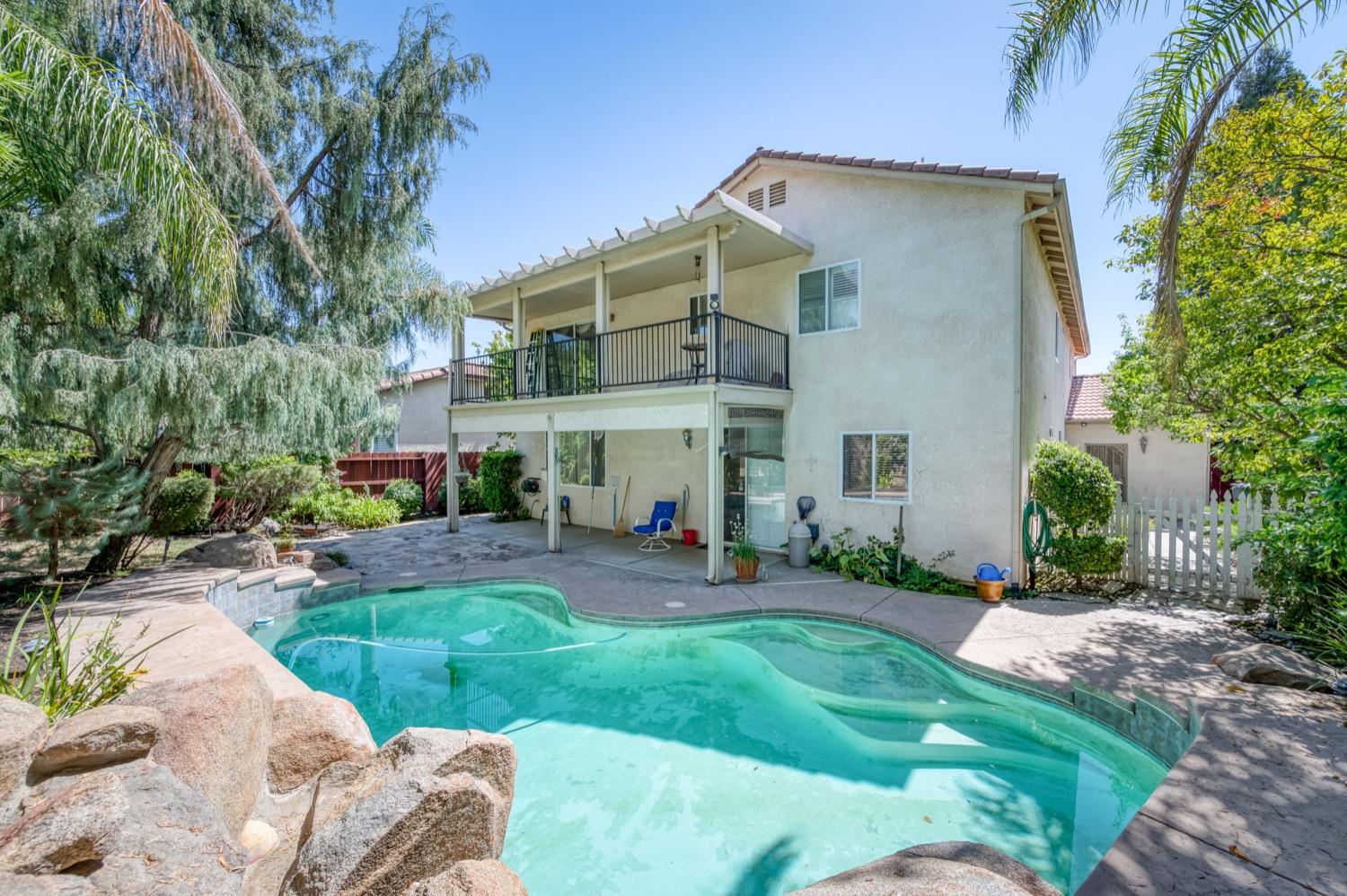 2661 Buckingham Avenue Clovis, CA 93611 - Photo 48 of 50 a view of a house with a yard and sitting area