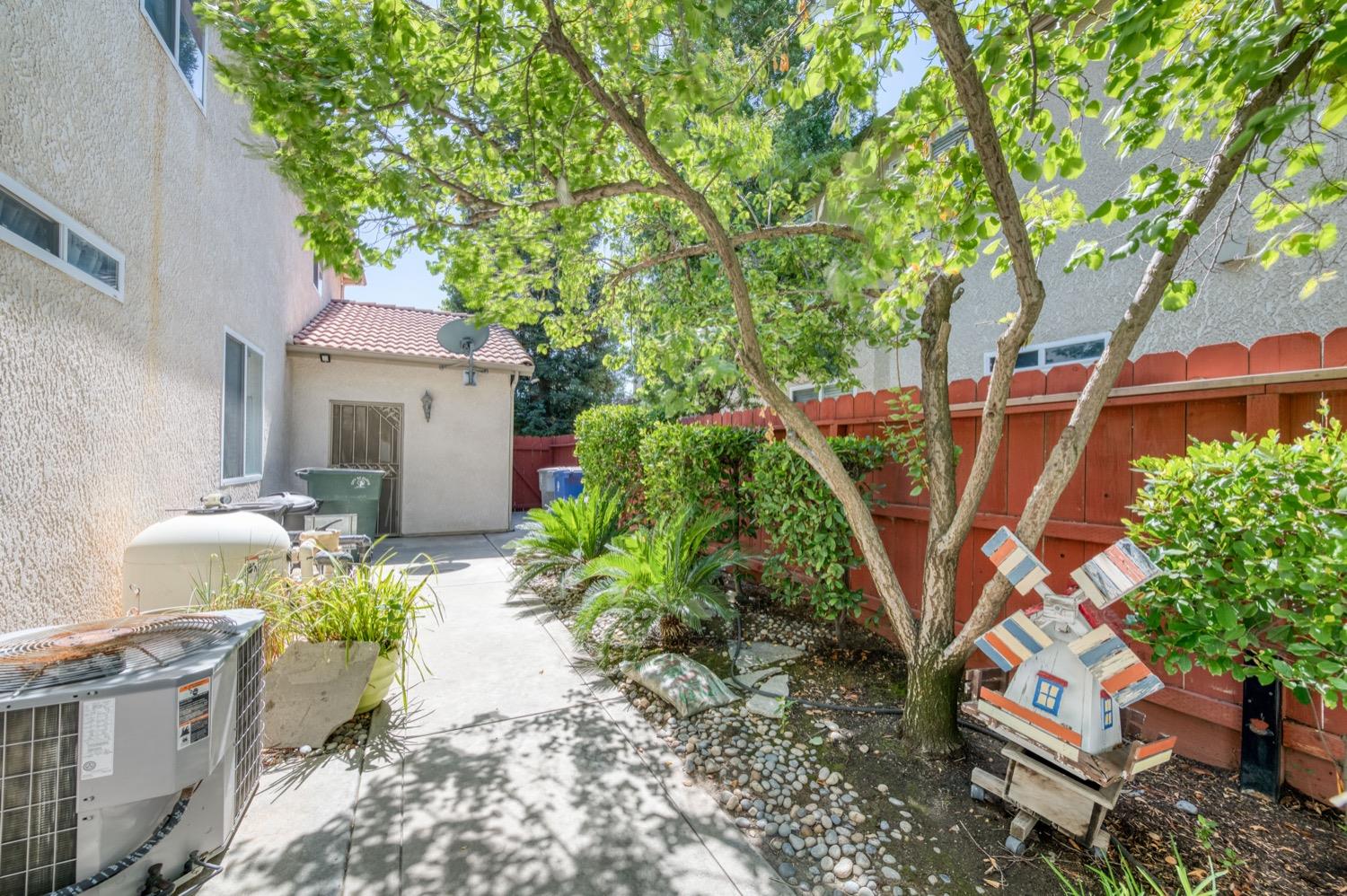 2661 Buckingham Avenue Clovis, CA 93611 - Photo 50 of 50 a front view of a house with garden