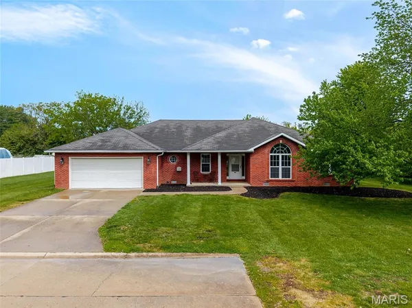 $300,000 | 204 Piney Woods Drive, Swansea, IL 62226