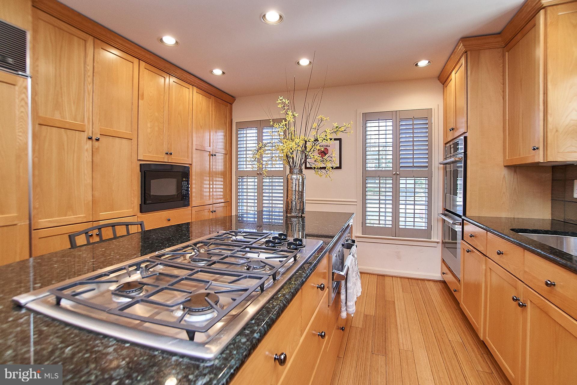 Gas cooking (and heating). Cabinets galore.