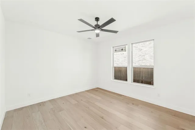 a view of a livingroom with a ceiling fan