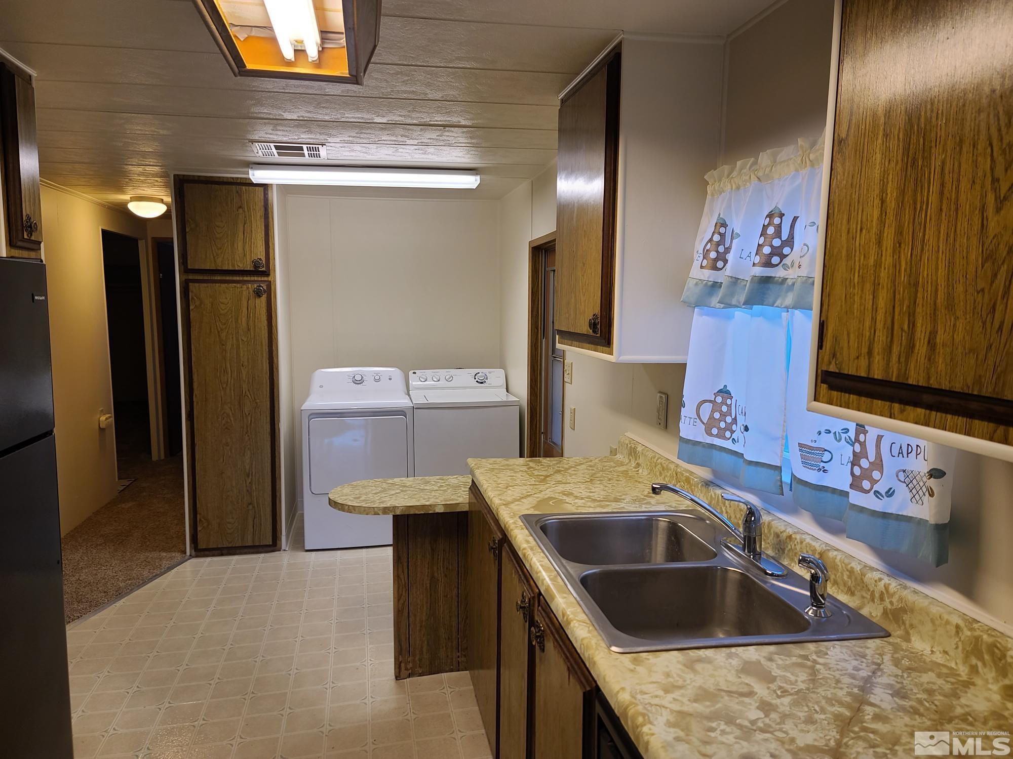 315 Capella Drive Reno, NV 89521 - Photo 6 of 15 a kitchen that has a sink and a stove in it
