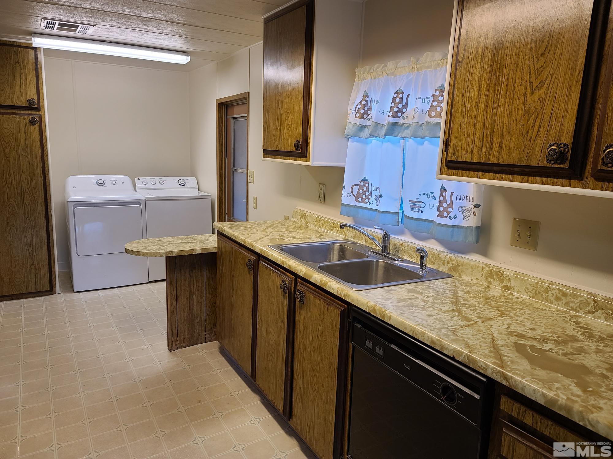 315 Capella Drive Reno, NV 89521 - Photo 9 of 15 a bathroom with a sink and a mirror