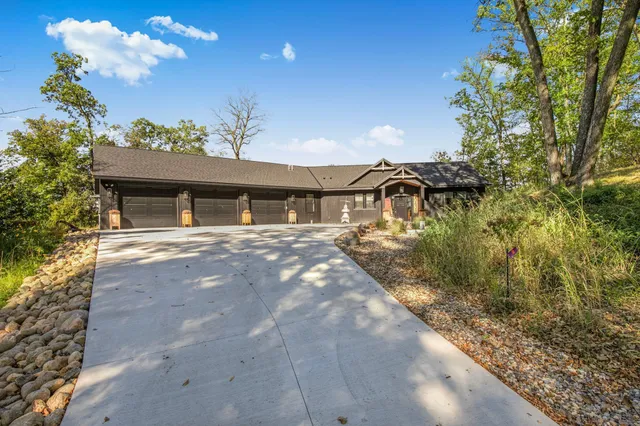 $899,000 | 20638 121st Street Northeast, New London, MN 56273