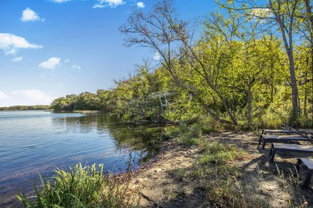 $899,000 | 20638 121st Street Northeast, New London, MN 56273