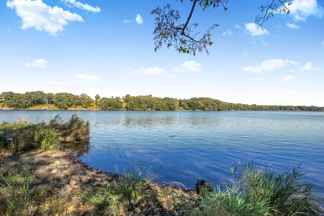 $899,000 | 20638 121st Street Northeast, New London, MN 56273