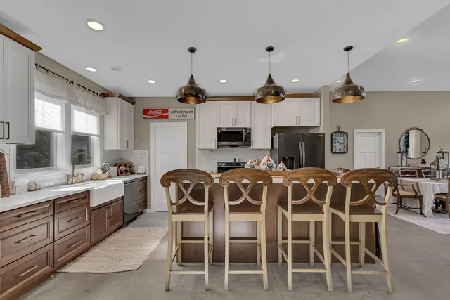 $899,000 | 20638 121st Street Northeast, New London, MN 56273