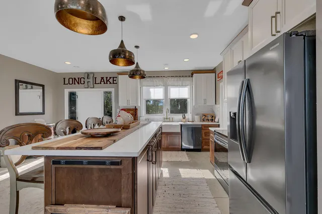 $899,000 | 20638 121st Street Northeast, New London, MN 56273