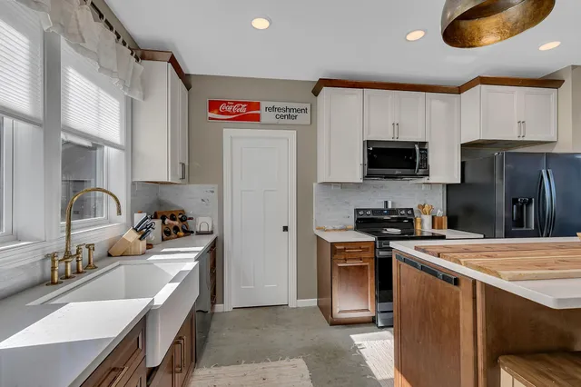 $899,000 | 20638 121st Street Northeast, New London, MN 56273