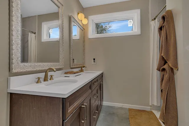 $899,000 | 20638 121st Street Northeast, New London, MN 56273