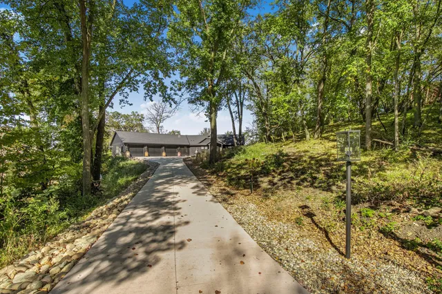 $899,000 | 20638 121st Street Northeast, New London, MN 56273