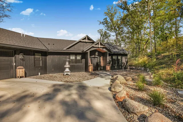 $899,000 | 20638 121st Street Northeast, New London, MN 56273