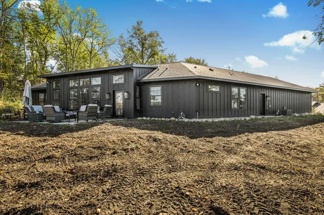 $899,000 | 20638 121st Street Northeast, New London, MN 56273