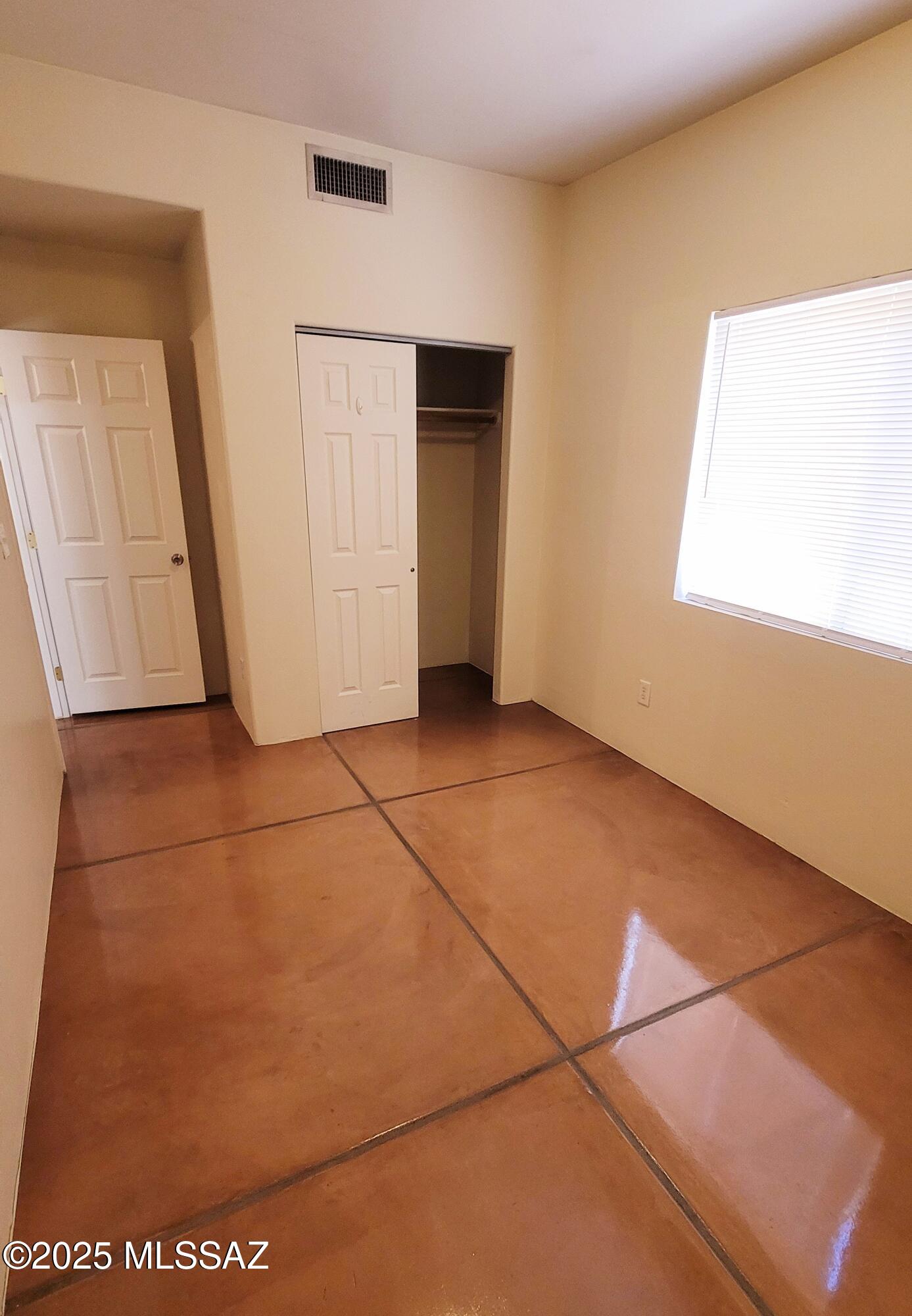 533 West San Xavier Road Tucson, AZ 85713 - Photo 8 of 21 a view of a livingroom with an empty space