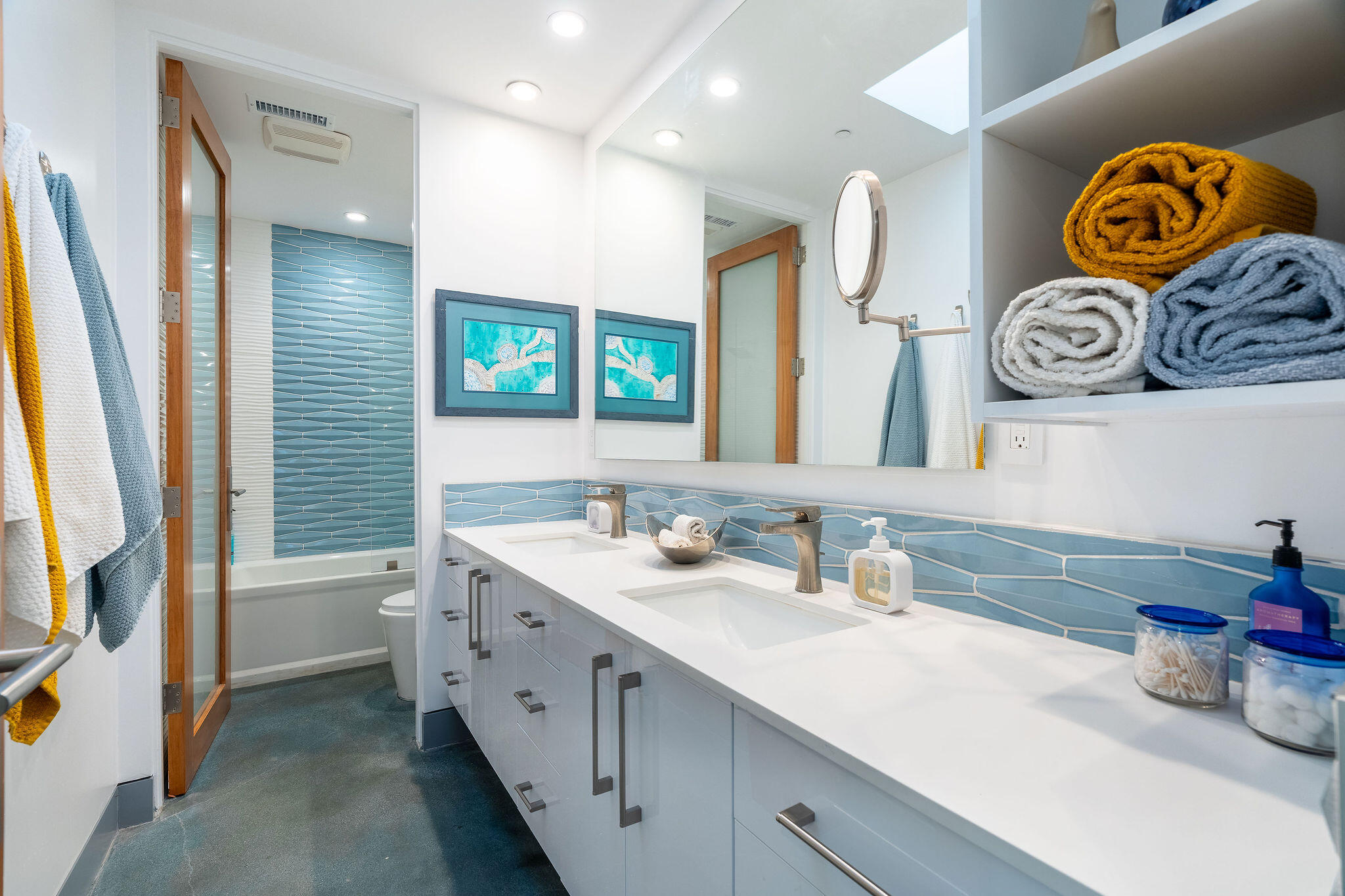 53145 Northridge Road Morongo Valley, CA 92256 - Photo 21 of 48 a bathroom with a sink a mirror and a bathtub