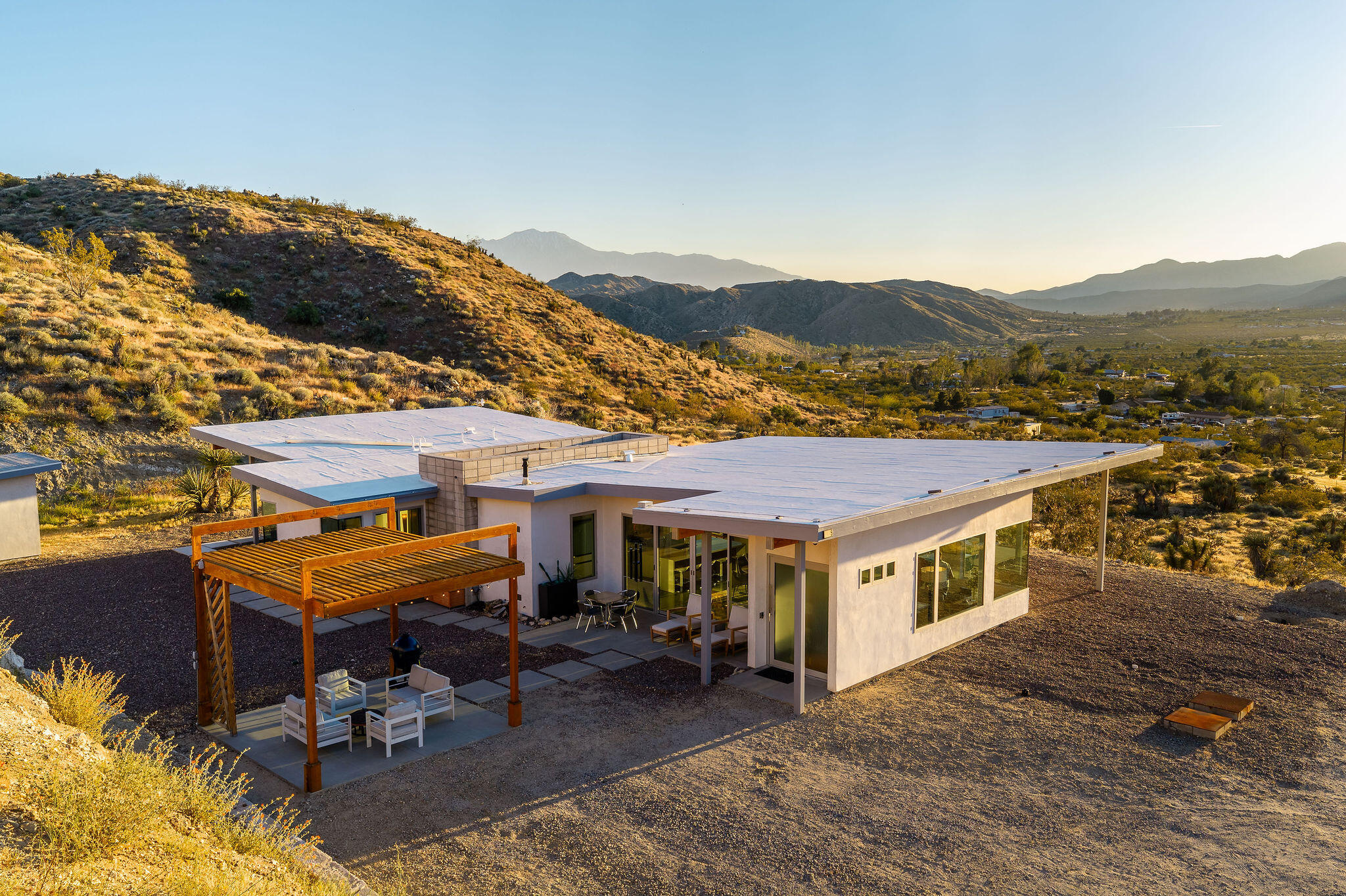 53145 Northridge Road Morongo Valley, CA 92256 - Photo 38 of 48 a view of a patio with a table and chairs under an umbrella