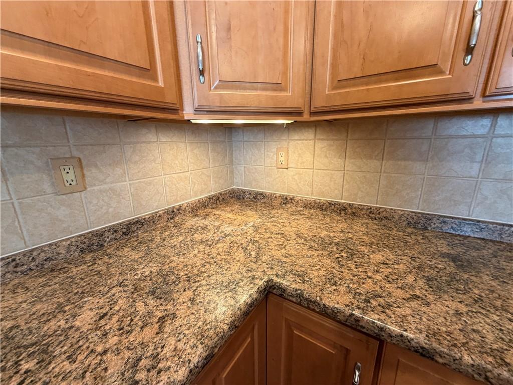 216 Quail Run Road Venetia, PA 15367 - Photo 3 of 28 Adjustable under cabinet light featuring tumbled stone backspl